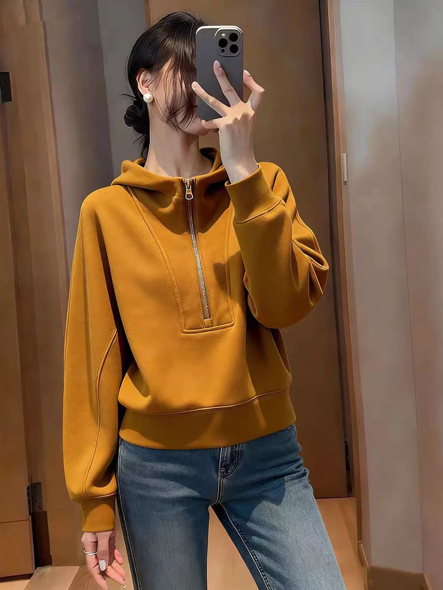 Женская толстовка с капюшоном, длинными рукавами, свободного кроя, в корейском стиле, для повседневной носки, зимняя мода
Женская толстовка с капюшоном, длинными рукавами, свободного кроя, в корейском стиле, для повседневной носки, зимняя мода