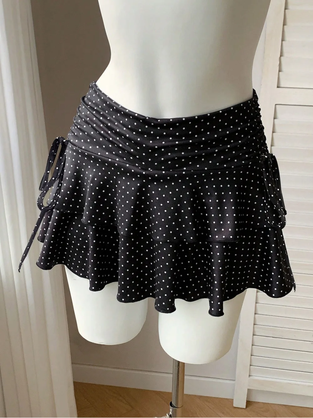 2026 new Y2K sweet and spicy polka dot double-layer ruffle edge tied cake short skirt, spicy girl versatile A-line skirt trend
2026 new Y2K sweet and spicy polka dot double-layer ruffle edge tied cake short skirt, spicy girl versatile A-line skirt trend