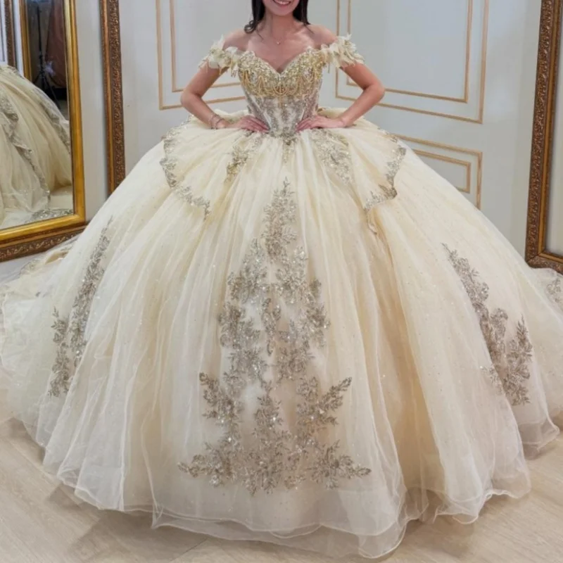Блестящие платья принцессы Quinceanera цвета шампанского, кружевные бусины с аппликацией, тюлевым бантом, милое платье 16, бальное платье с открытыми плечами в форме сердца
Блестящие платья принцессы Quinceanera цвета шампанского, кружевные бусины с аппликацией, тюлевым бантом, милое платье 16, бальное платье с открытыми плечами в форме сердца