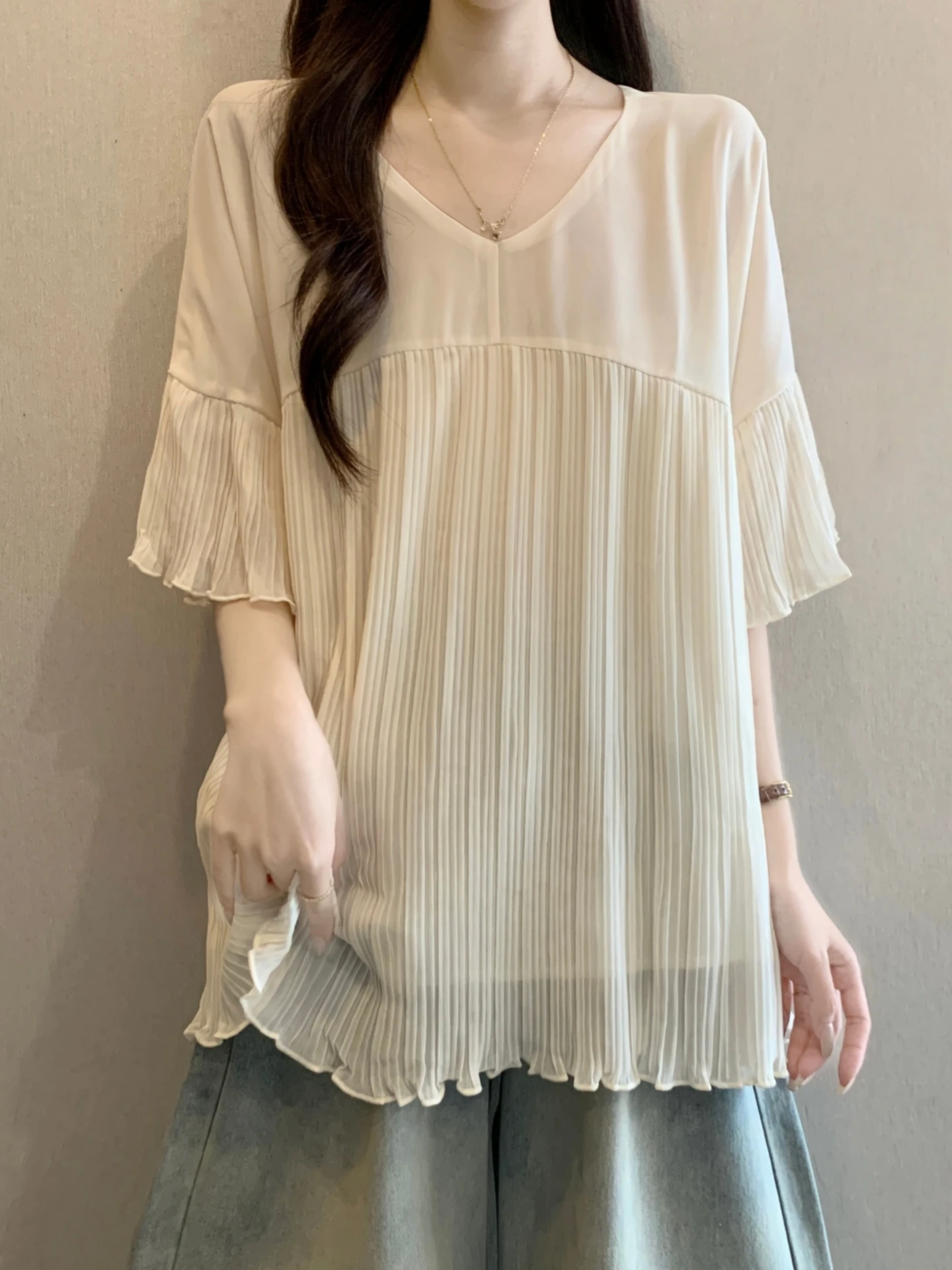 Women's V-Neck Short Sleeve Chiffon Shirt Pleated Loose Design Summer Fashion plus Size Cover Belly Breathable Comfortable Top
Women's V-Neck Short Sleeve Chiffon Shirt Pleated Loose Design Summer Fashion plus Size Cover Belly Breathable Comfortable Top