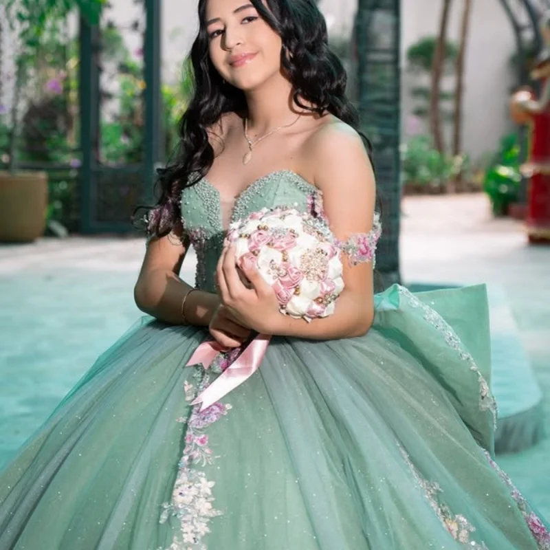 Shiny Mint Green Quinceanera Dresses off-shoulder Glitter 3D flower Decal Crystal Long tail Vestido De 15 Quinceanera Customize
Shiny Mint Green Quinceanera Dresses off-shoulder Glitter 3D flower Decal Crystal Long tail Vestido De 15 Quinceanera Customize