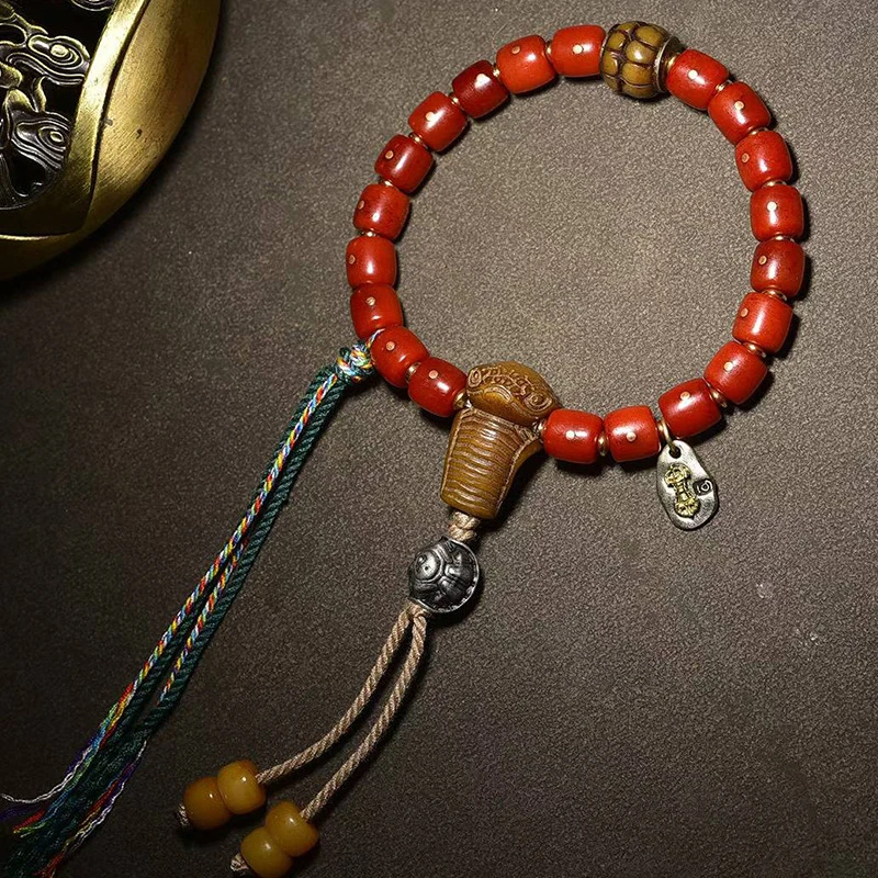 Yak and blood material cow bracelet, hand-held old bone snake three-way tassel accessory
Yak and blood material cow bracelet, hand-held old bone snake three-way tassel accessory