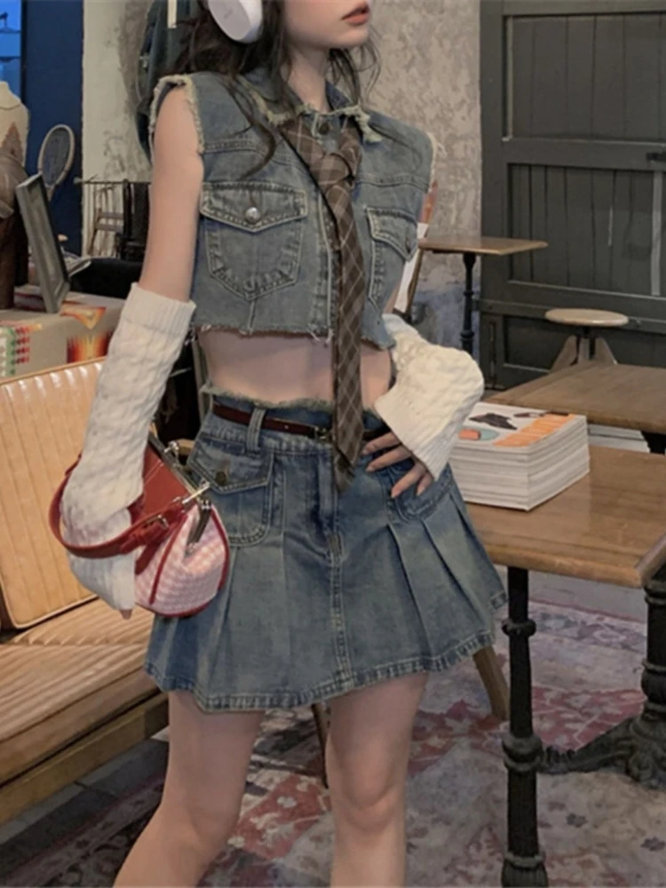 Summer new denim spicy girl two-piece set lapel collar single breasted retro short style vest high waist pleated short skirt
Summer new denim spicy girl two-piece set lapel collar single breasted retro short style vest high waist pleated short skirt