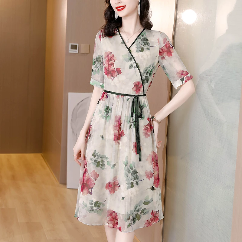 2023 Women's Silk Dress Summer New Flower Print Fashionable Loose Fit Large V-Neck Waist Wrapped Skirt Bohemian Robe
2023 Women's Silk Dress Summer New Flower Print Fashionable Loose Fit Large V-Neck Waist Wrapped Skirt Bohemian Robe