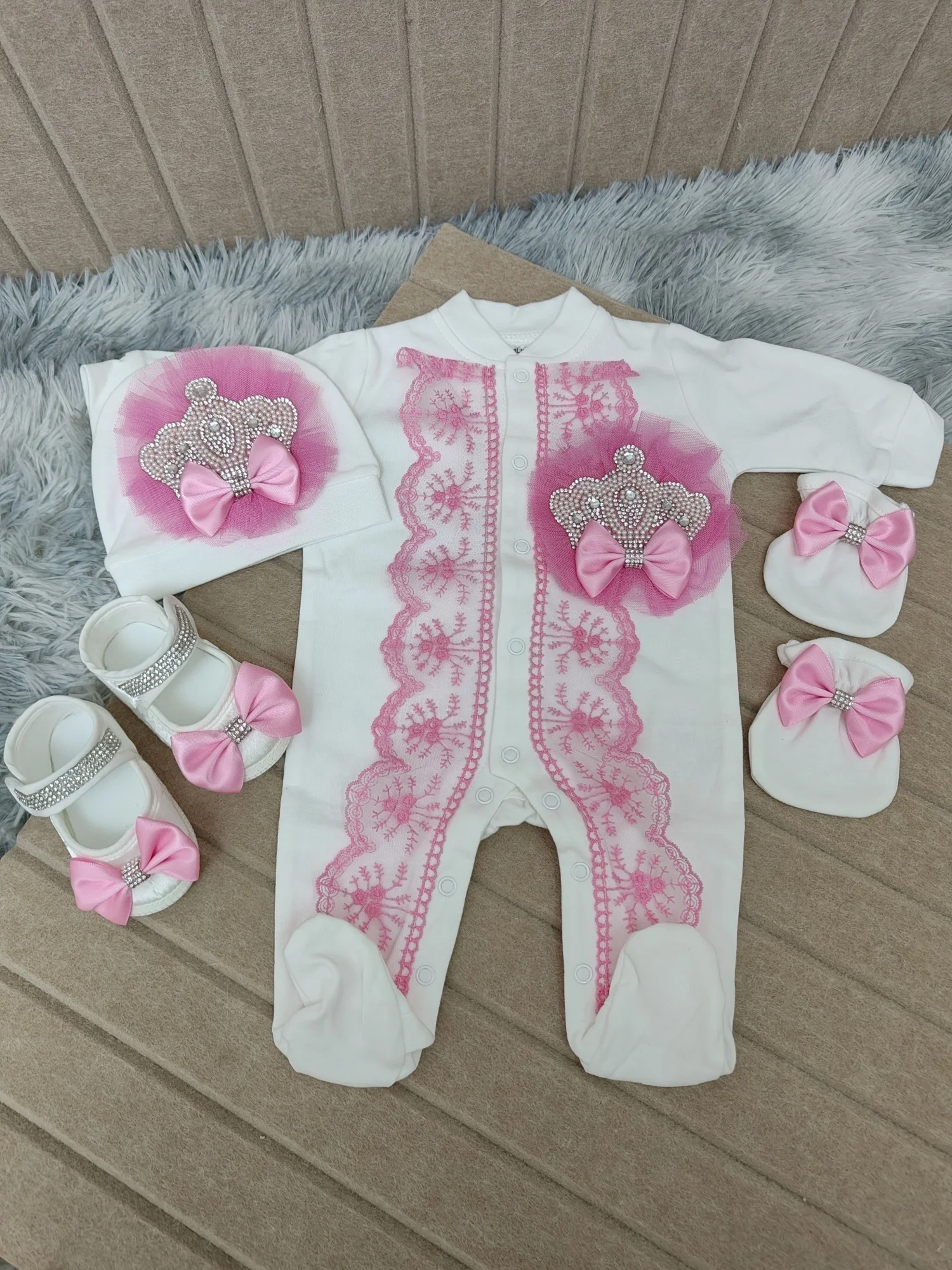Baby Pink Lace Pearl Rhinestone Crown Satin Bow Baby Footed Romper Newborn 0-9 Months 4Pcs White Princess Baptism Gift
Baby Pink Lace Pearl Rhinestone Crown Satin Bow Baby Footed Romper Newborn 0-9 Months 4Pcs White Princess Baptism Gift
