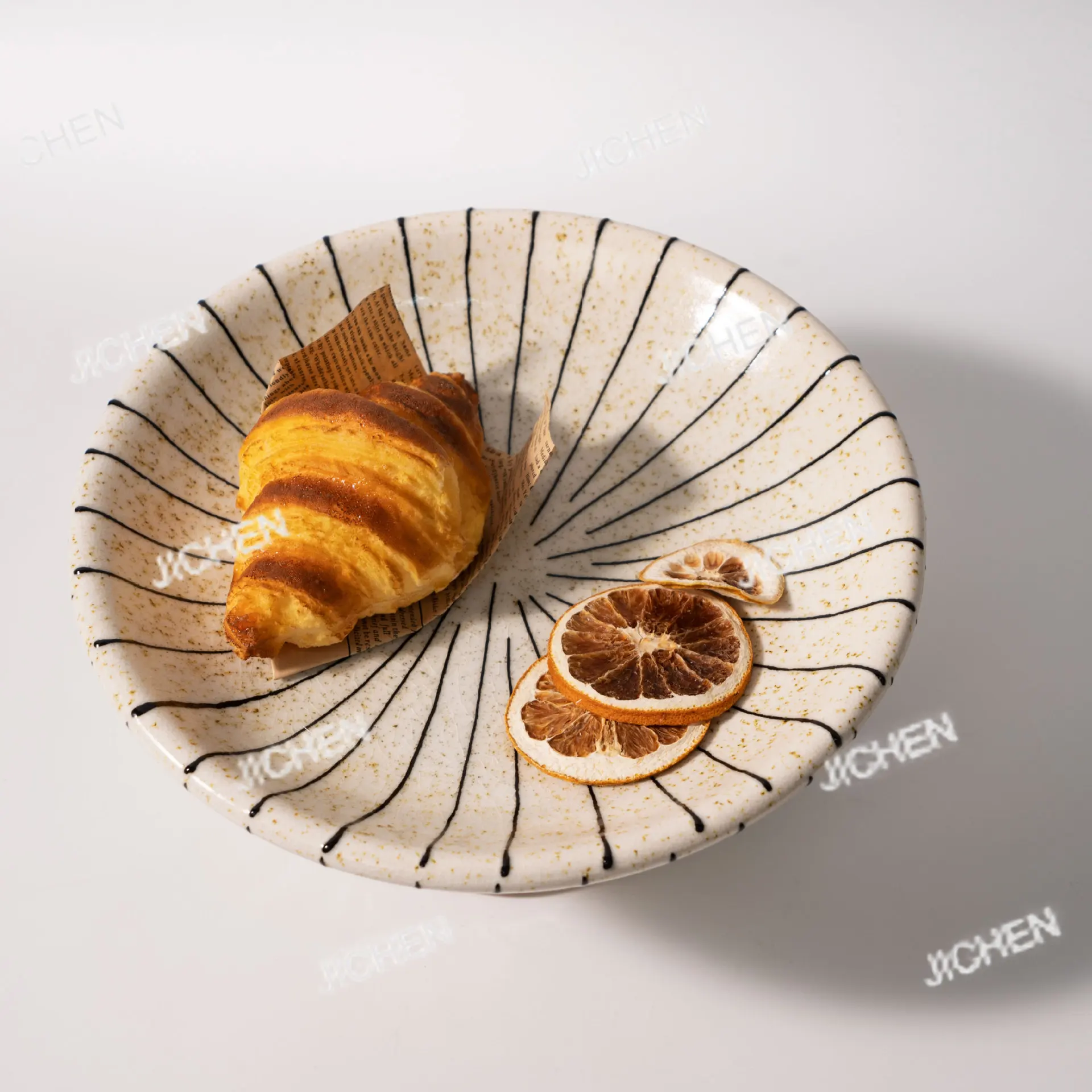 Современная французская средневековая тарелка для фруктов в черно-белую полоску, декоративное украшение для гостиной, кофейного столика, домашняя ретро-тарелка для десертов, креативный дизайн.
Современная французская средневековая тарелка для фруктов в черно-белую полоску, декоративное украшение для гостиной, кофейного столика, домашняя ретро-тарелка для десертов, креативный дизайн.