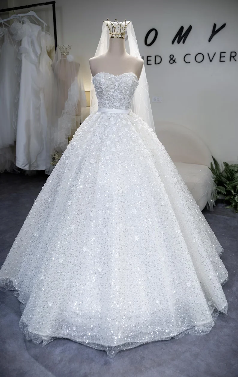 Luxury Sparkling Ball Gown Wedding Dress Strapless Sweetheart Beaded Crystal Sequins Bridal Gown for Bride with Veil Customized
Luxury Sparkling Ball Gown Wedding Dress Strapless Sweetheart Beaded Crystal Sequins Bridal Gown for Bride with Veil Customized