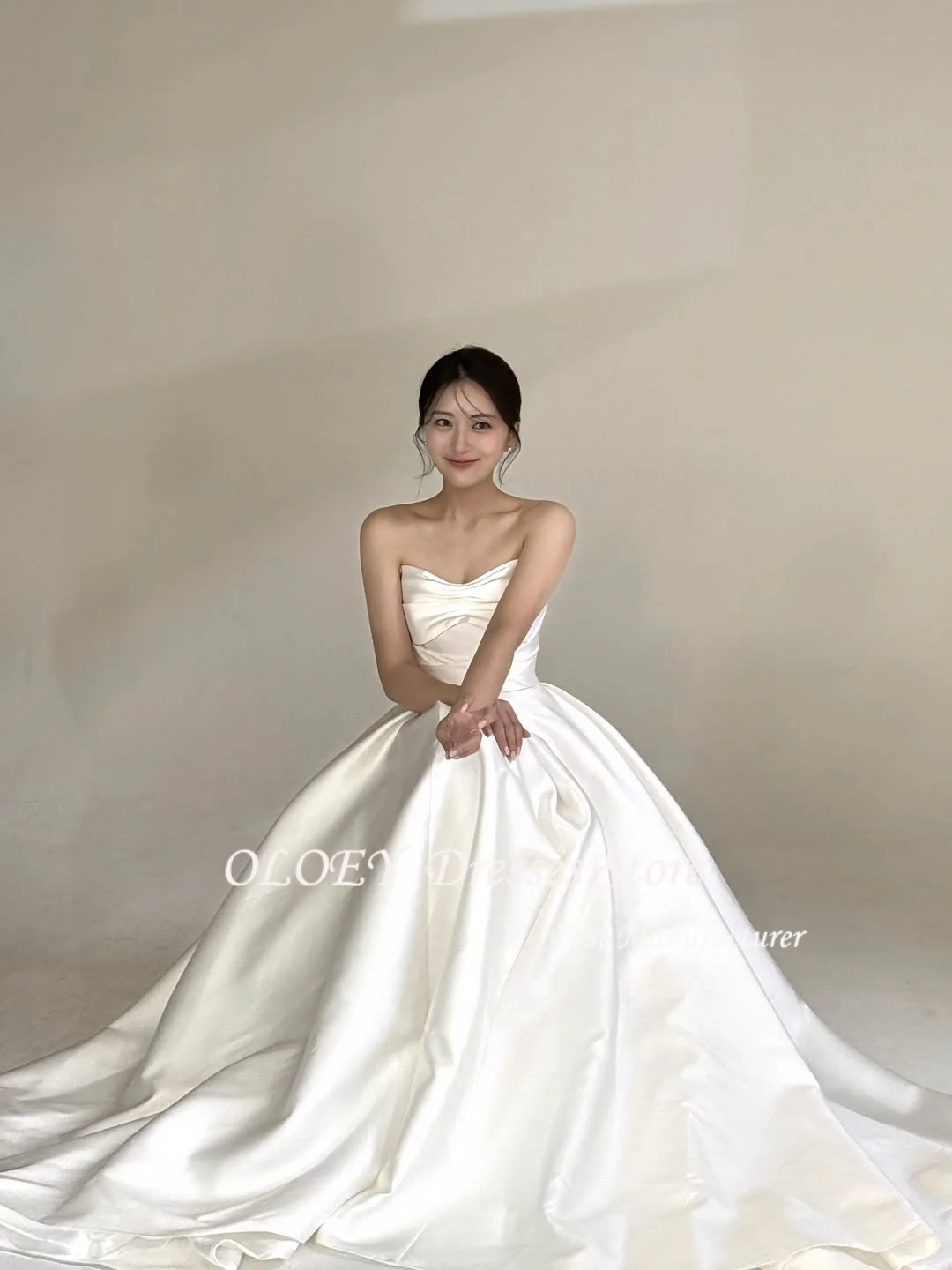 OLOEY Customized Strapless Satin Sleeveless Simple Elegant Wedding Dresses Floor Length Corset Brides Gowns Women Bridal Dresses
OLOEY Customized Strapless Satin Sleeveless Simple Elegant Wedding Dresses Floor Length Corset Brides Gowns Women Bridal Dresses