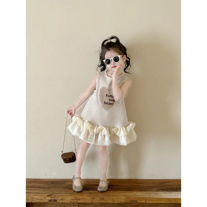 2025Summer New Girls' Moonlight Gauze Vest Dress Children's Stylish Patchwork Princess Dress Baby Heart Dress
2025Summer New Girls' Moonlight Gauze Vest Dress Children's Stylish Patchwork Princess Dress Baby Heart Dress