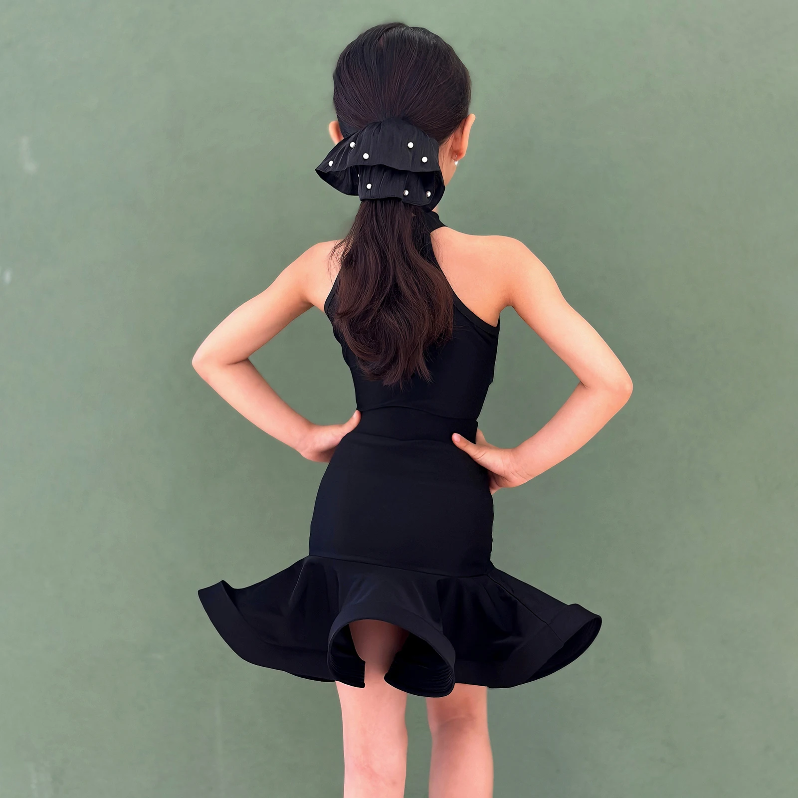 2025 High-quality children's Latin dance costumes new black summer Latin dance practice and performance costumes for girls
2025 High-quality children's Latin dance costumes new black summer Latin dance practice and performance costumes for girls