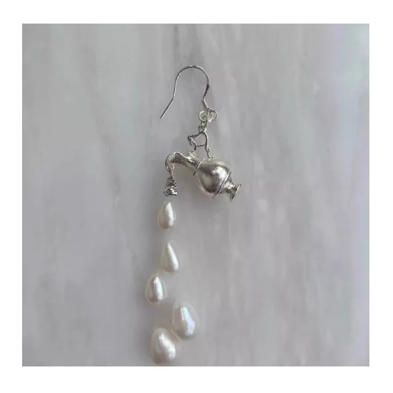 French Small Kettle Imitation Pearl Fringed Earrings Women's Retro High-end Water Drop Pearl Niche Design Ear Hook Earrings
French Small Kettle Imitation Pearl Fringed Earrings Women's Retro High-end Water Drop Pearl Niche Design Ear Hook Earrings