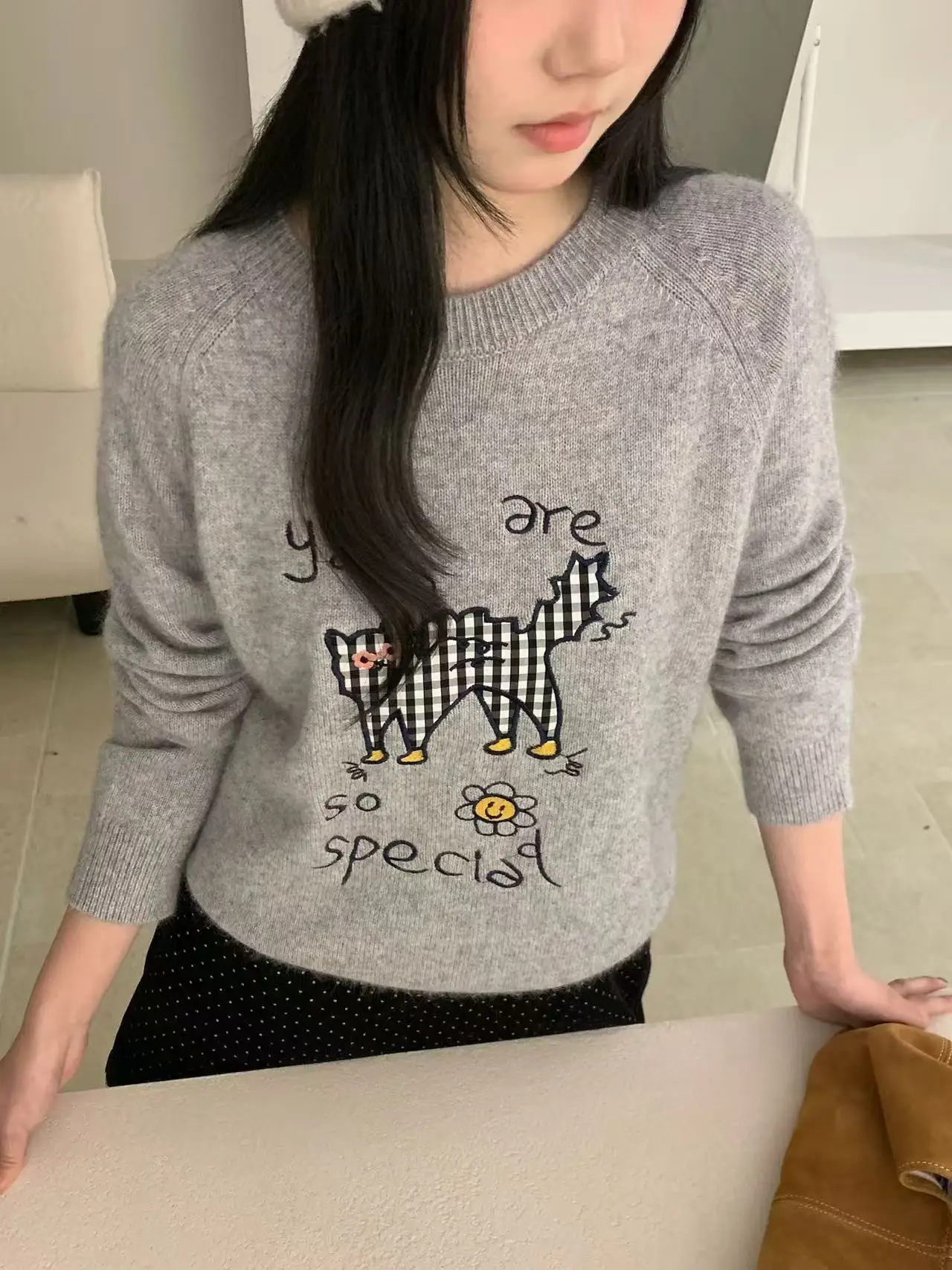 Вязаный свитер на раннюю осень с вышивкой, в клетку, в корейском стиле, омолаживающий, универсальный женский трикотаж
Вязаный свитер на раннюю осень с вышивкой, в клетку, в корейском стиле, омолаживающий, универсальный женский трикотаж