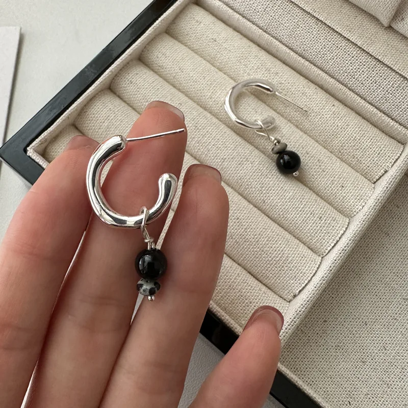 S925 Sterling Silver Korean Version Niche Design Fashionable Simple Blogger Earrings with Small Stone Personality for Gift
S925 Sterling Silver Korean Version Niche Design Fashionable Simple Blogger Earrings with Small Stone Personality for Gift