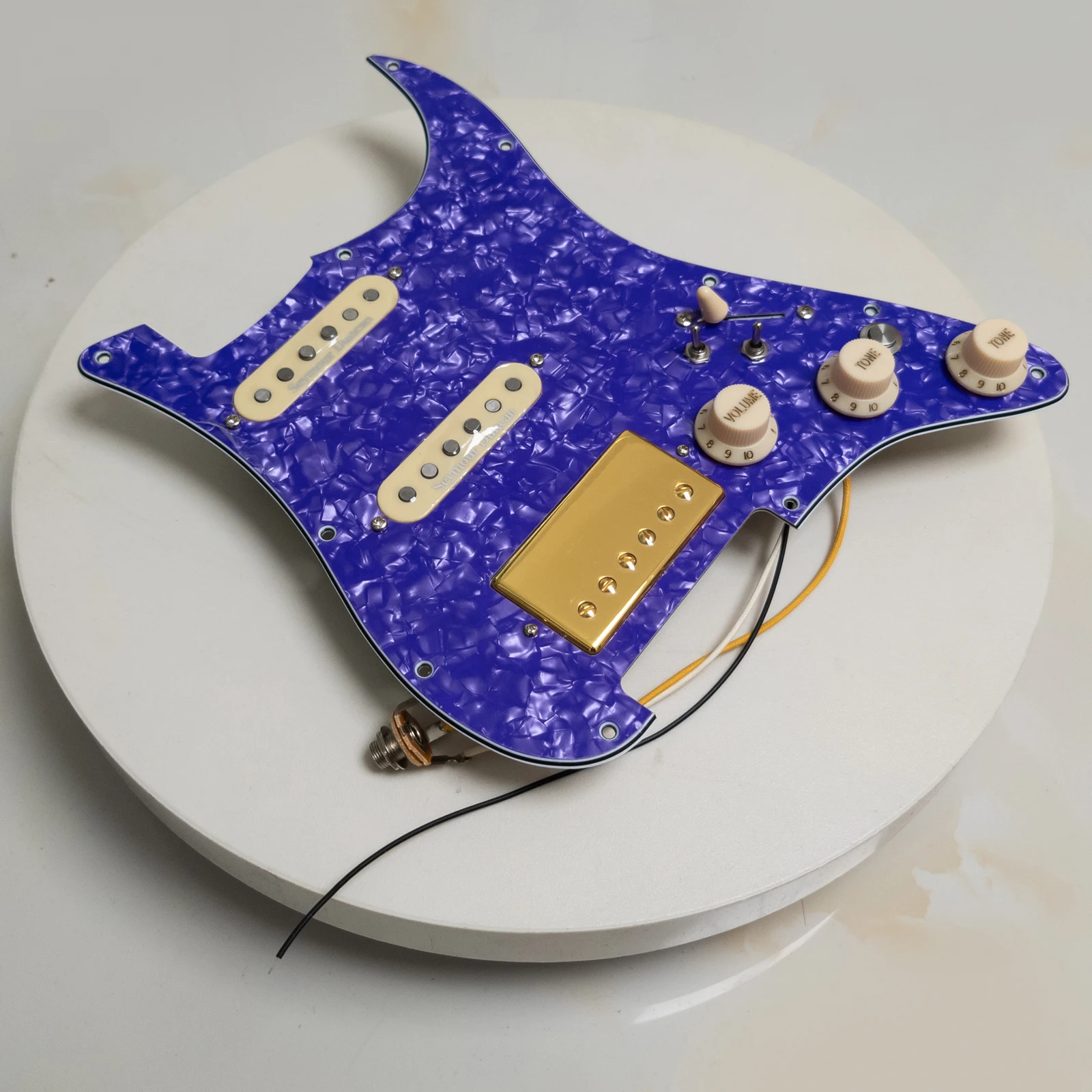 Guitar Prewired Loaded Pickguard Set,for ST SSH Alnico 5 Humbucker Pickups Set Electric Guitars Replacement Parts
Guitar Prewired Loaded Pickguard Set,for ST SSH Alnico 5 Humbucker Pickups Set Electric Guitars Replacement Parts