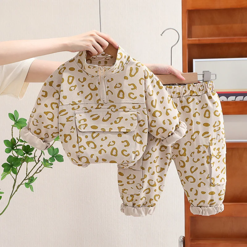 Модные осенние детские костюмы, одежда для маленьких мальчиков и девочек, хлопковая футболка с принтом, брюки, 2 шт./компл., весенняя одежда для малышей, спортивные костюмы
Модные осенние детские костюмы, одежда для маленьких мальчиков и девочек, хлопковая футболка с принтом, брюки, 2 шт./компл., весенняя одежда для малышей, спортивные костюмы