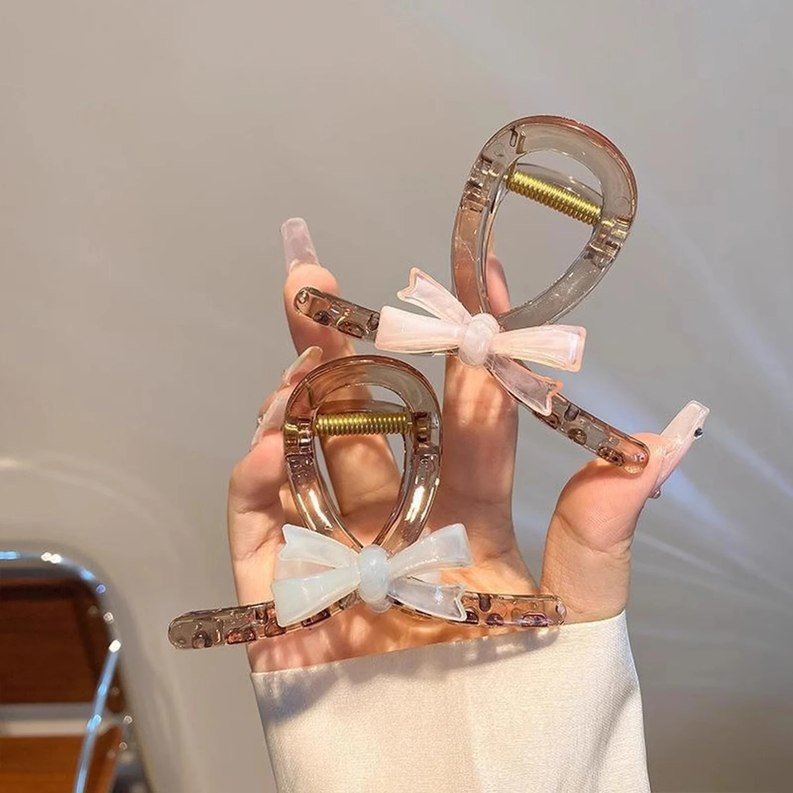 Элегантный зажим с бантом, модный зажим для волос для женщин и девочек, зажим для волос, простой зажим в виде акулы с бантом, заколки, держатель для хвоста
Элегантный зажим с бантом, модный зажим для волос для женщин и девочек, зажим для волос, простой зажим в виде акулы с бантом, заколки, держатель для хвоста