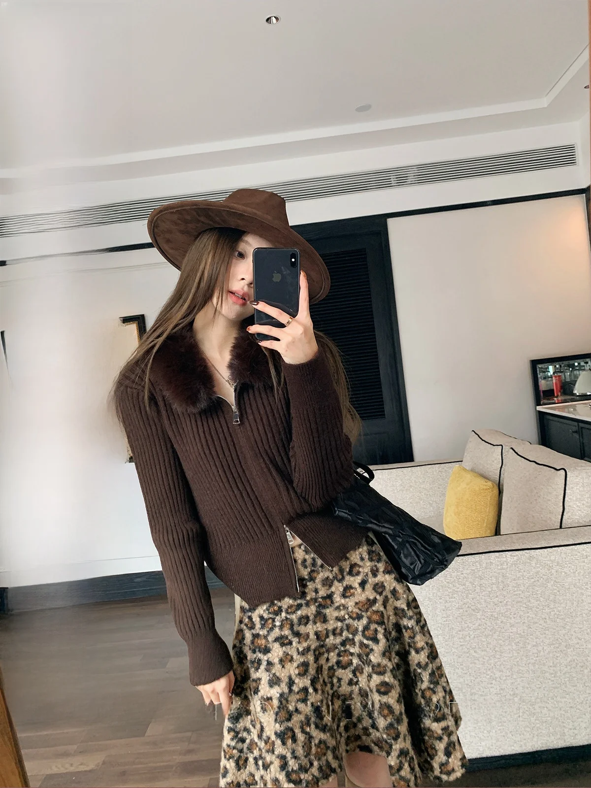 Café Brown Faux Fur Collar Thickened Knitted Sweater Cardigan Women's Slim Fit Casual Style round Neck Zipper Short Length
Café Brown Faux Fur Collar Thickened Knitted Sweater Cardigan Women's Slim Fit Casual Style round Neck Zipper Short Length