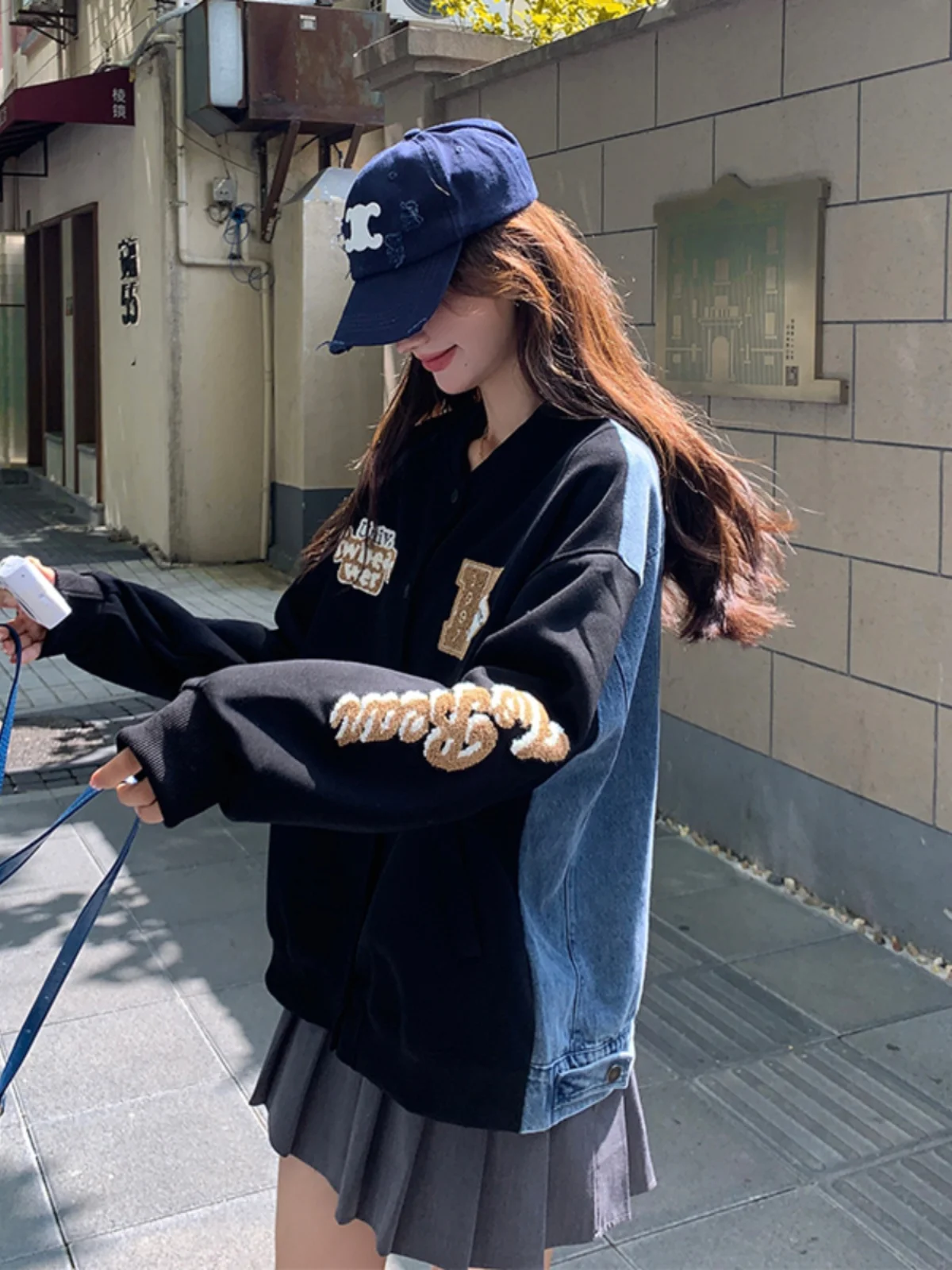 Уникальный дизайн, джинсовая куртка-бомбер с пэчворком, женская, весна-осень, новинка, омолаживающая, модная верхняя одежда
Уникальный дизайн, джинсовая куртка-бомбер с пэчворком, женская, весна-осень, новинка, омолаживающая, модная верхняя одежда