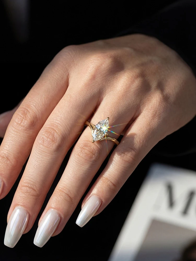 Кольцо Stylever 1CT с классическим сертифицированным бриллиантом-маркизой из муассанита для женщин, из стерлингового серебра 925 пробы, высококачественные свадебные украшения
Кольцо Stylever 1CT с классическим сертифицированным бриллиантом-маркизой из муассанита для женщин, из стерлингового серебра 925 пробы, высококачественные свадебные украшения