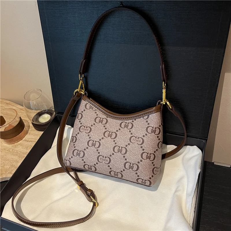 Роскошная брендовая женская сумка-мессенджер, элегантный кожаный дизайн через плечо, популярная классическая женская сумка от известного дизайнера
Роскошная брендовая женская сумка-мессенджер, элегантный кожаный дизайн через плечо, популярная классическая женская сумка от известного дизайнера