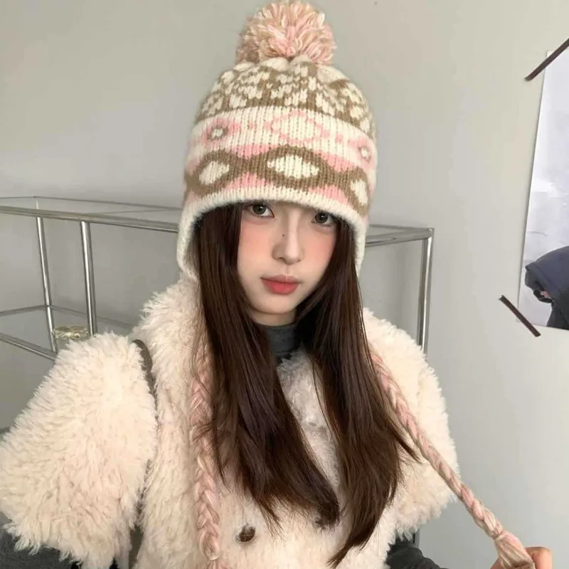 Ретро стиль Fair Island жаккардовые милые вязаные женские шапки с помпонами зимние теплые универсальные шапочки для защиты ушей с ремешком для путешествий
Ретро стиль Fair Island жаккардовые милые вязаные женские шапки с помпонами зимние теплые универсальные шапочки для защиты ушей с ремешком для путешествий