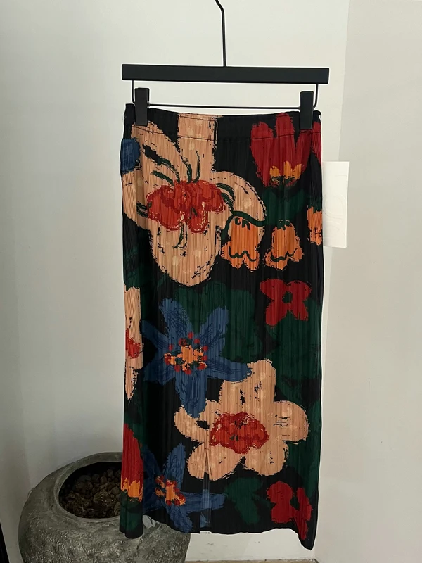Artistic Oil Painting Flower Half Skirt High Waist Pleated High Elasticity Straight Leg Women's Fashion Summer 2026
Artistic Oil Painting Flower Half Skirt High Waist Pleated High Elasticity Straight Leg Women's Fashion Summer 2026