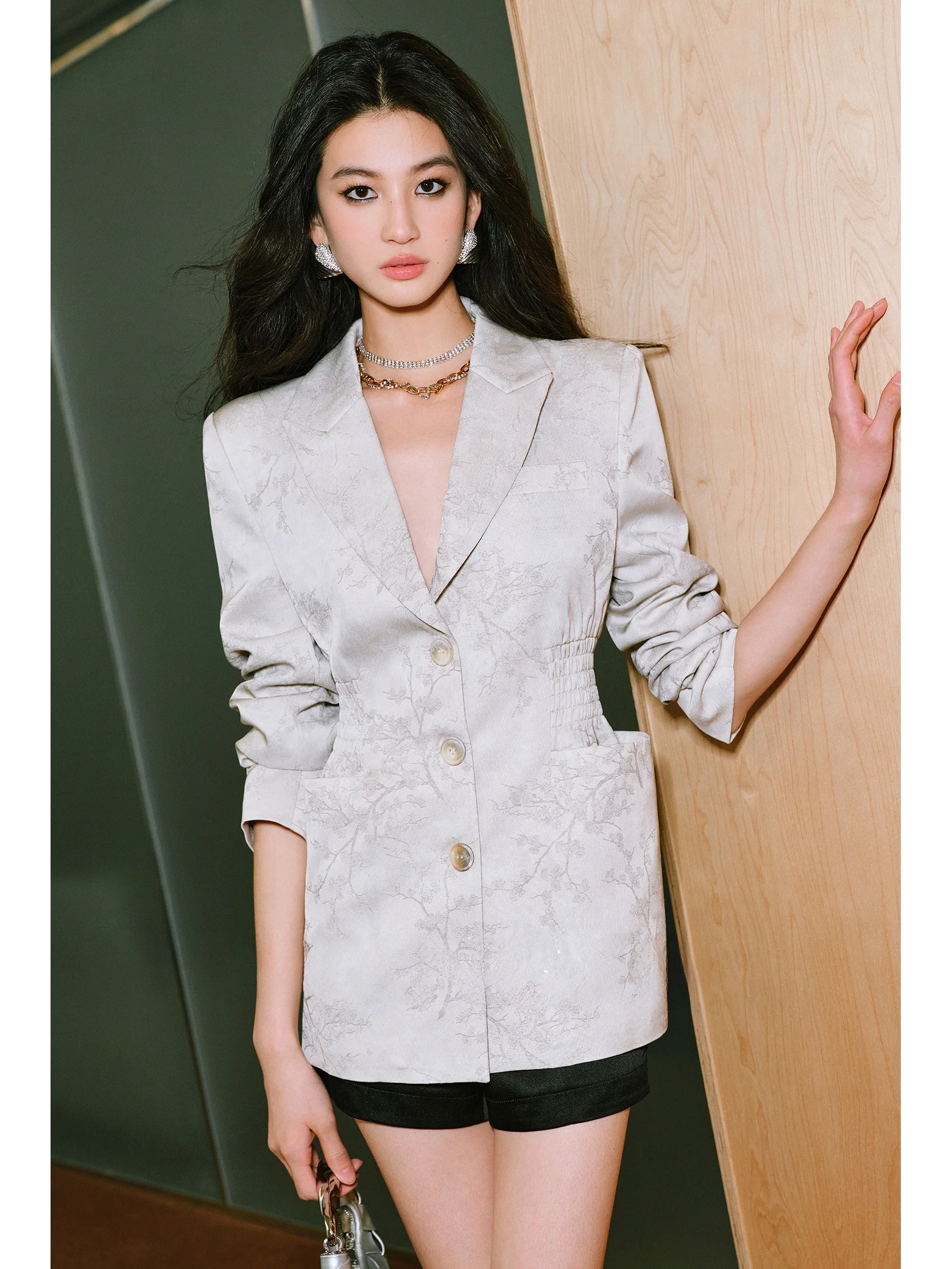 Шелковый брючный костюм WANGXO: приталенный, для офиса, с длинным рукавом, на одной пуговице, с цветочным узором, с завышенной талией, с эффектом омбре
Шелковый брючный костюм WANGXO: приталенный, для офиса, с длинным рукавом, на одной пуговице, с цветочным узором, с завышенной талией, с эффектом омбре