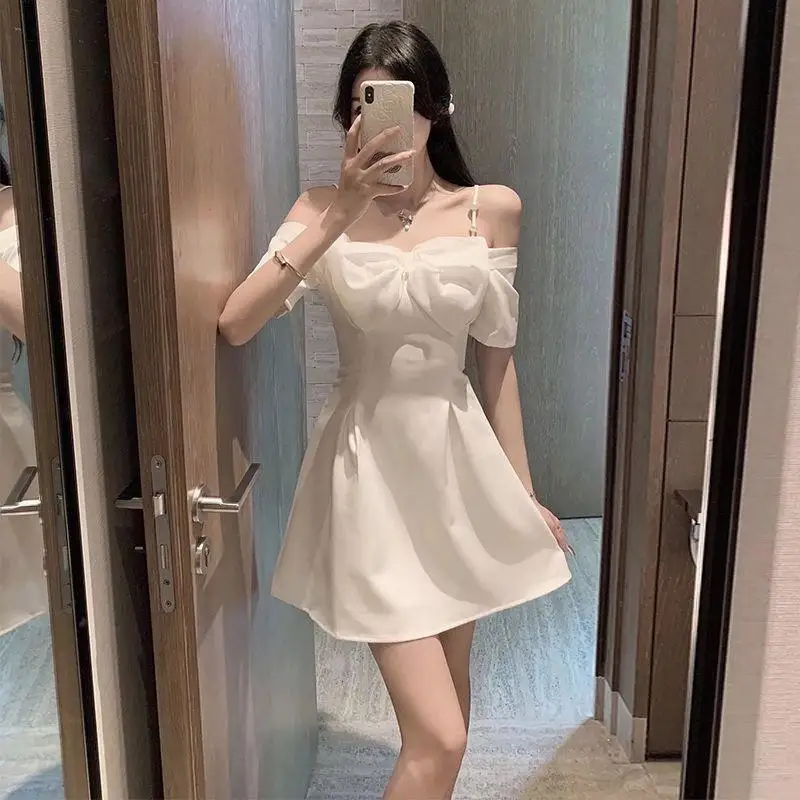 Модное однотонное тонкое платье на подтяжках с бантом на одно плечо, женское новое стильное платье знаменитостей с темпераментом
Модное однотонное тонкое платье на подтяжках с бантом на одно плечо, женское новое стильное платье знаменитостей с темпераментом