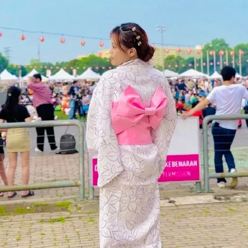 Woman Traditional Yukata Kimono with White Obi Flower Printed Vintage Haori Cosplay Bath Robe Photography Costumes
Woman Traditional Yukata Kimono with White Obi Flower Printed Vintage Haori Cosplay Bath Robe Photography Costumes