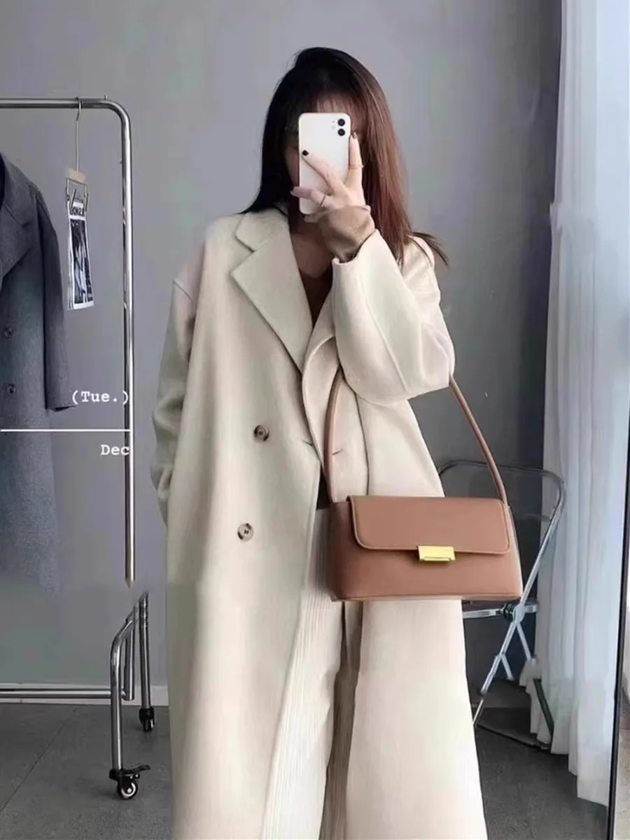 Утепленное шерстяное пальто с флисовой подкладкой для женщин, корейский стиль, высококачественное, теплое, с длинными рукавами, на пуговицах, прямого кроя
Утепленное шерстяное пальто с флисовой подкладкой для женщин, корейский стиль, высококачественное, теплое, с длинными рукавами, на пуговицах, прямого кроя