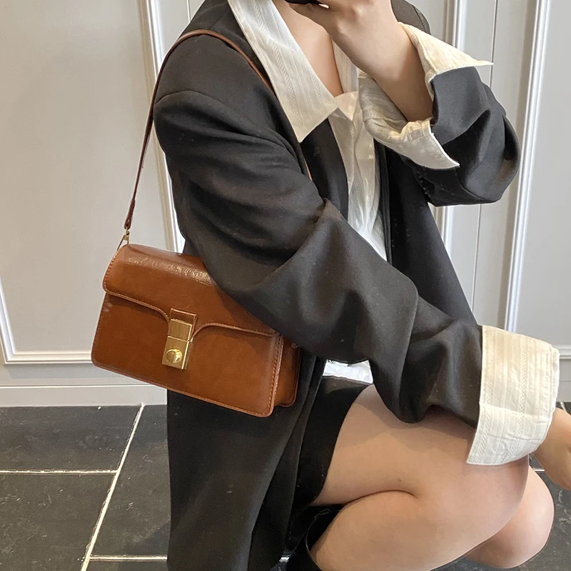 Известная дизайнерская кожаная сумка через плечо для женщин. Элегантная классическая популярная и универсальная сумка для переноски.
Известная дизайнерская кожаная сумка через плечо для женщин. Элегантная классическая популярная и универсальная сумка для переноски.