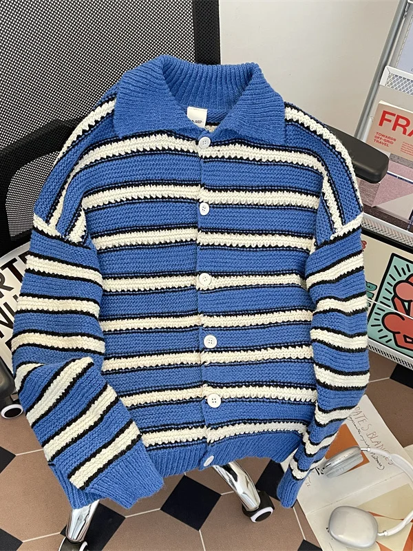 Мужской полосатый трикотаж в стиле ретро, свободный крой, открытый кардиган, свитер, модная брендовая верхняя одежда с отложным воротником для молодежной повседневной одежды
Мужской полосатый трикотаж в стиле ретро, свободный крой, открытый кардиган, свитер, модная брендовая верхняя одежда с отложным воротником для молодежной повседневной одежды