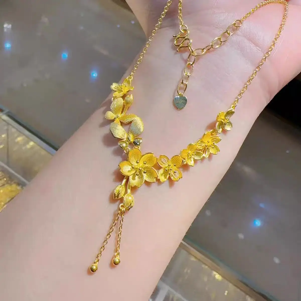 Celebratory Flower Tassel Necklace for Women, 24K Gold AU999, with flowing tassels for an elegant look
Celebratory Flower Tassel Necklace for Women, 24K Gold AU999, with flowing tassels for an elegant look