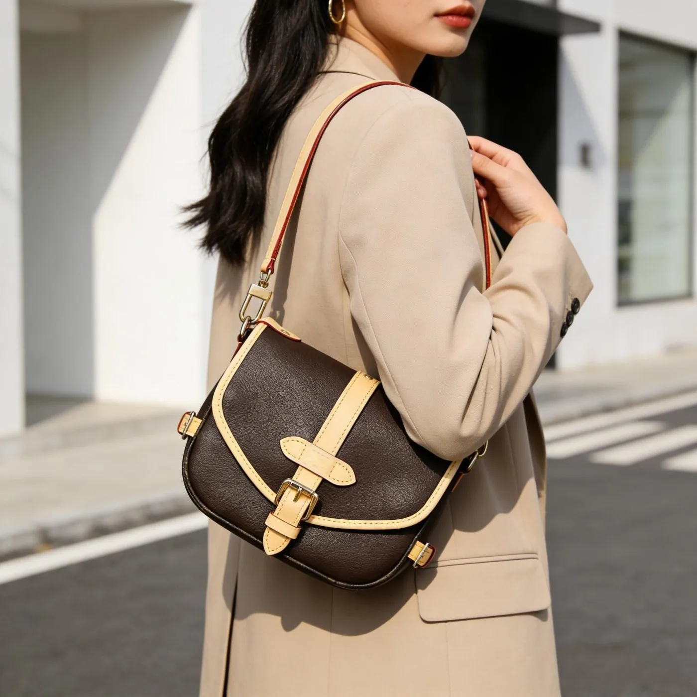 Роскошная темно-коричневая сумка-седло для женщин с золотым декоративным замком и контрастным ремешком, винтажный силуэт, идеально подходит для официальных мероприятий
Роскошная темно-коричневая сумка-седло для женщин с золотым декоративным замком и контрастным ремешком, винтажный силуэт, идеально подходит для официальных мероприятий