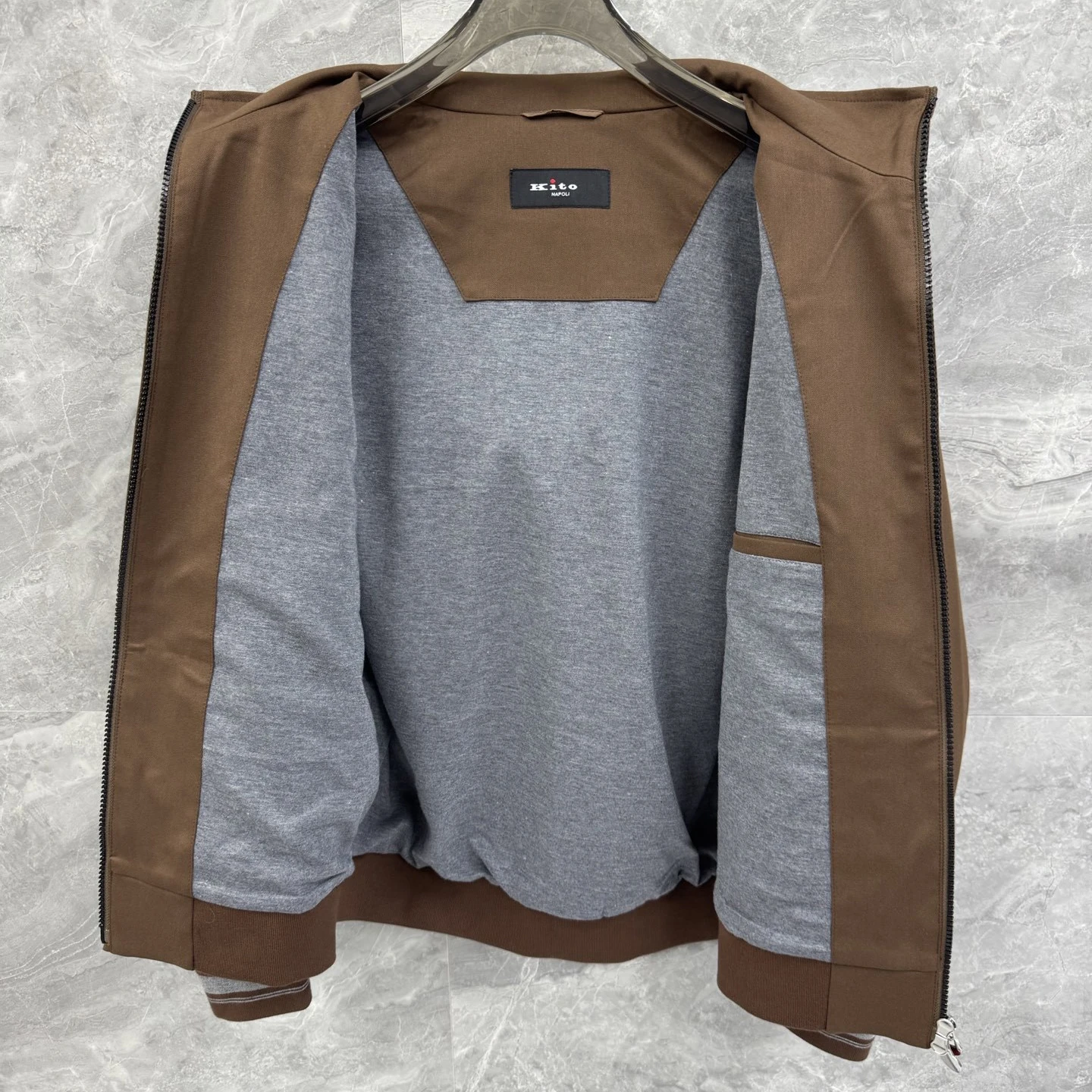 Kiton autumn and winter new solid color versatile casual fashion removable hooded jacket
Kiton autumn and winter new solid color versatile casual fashion removable hooded jacket