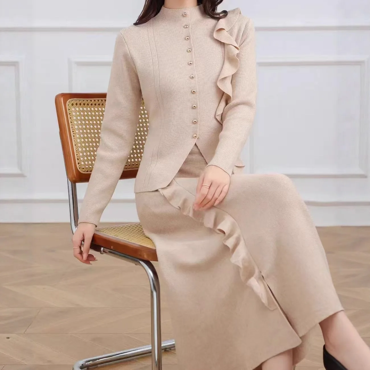 Two Piece Sets Women Skirt Set Mock Neck Full Sleeve Tops Ruffles Long Skirts Knit High Waist Y2k Streetwear Elegant Work Autumn
Two Piece Sets Women Skirt Set Mock Neck Full Sleeve Tops Ruffles Long Skirts Knit High Waist Y2k Streetwear Elegant Work Autumn