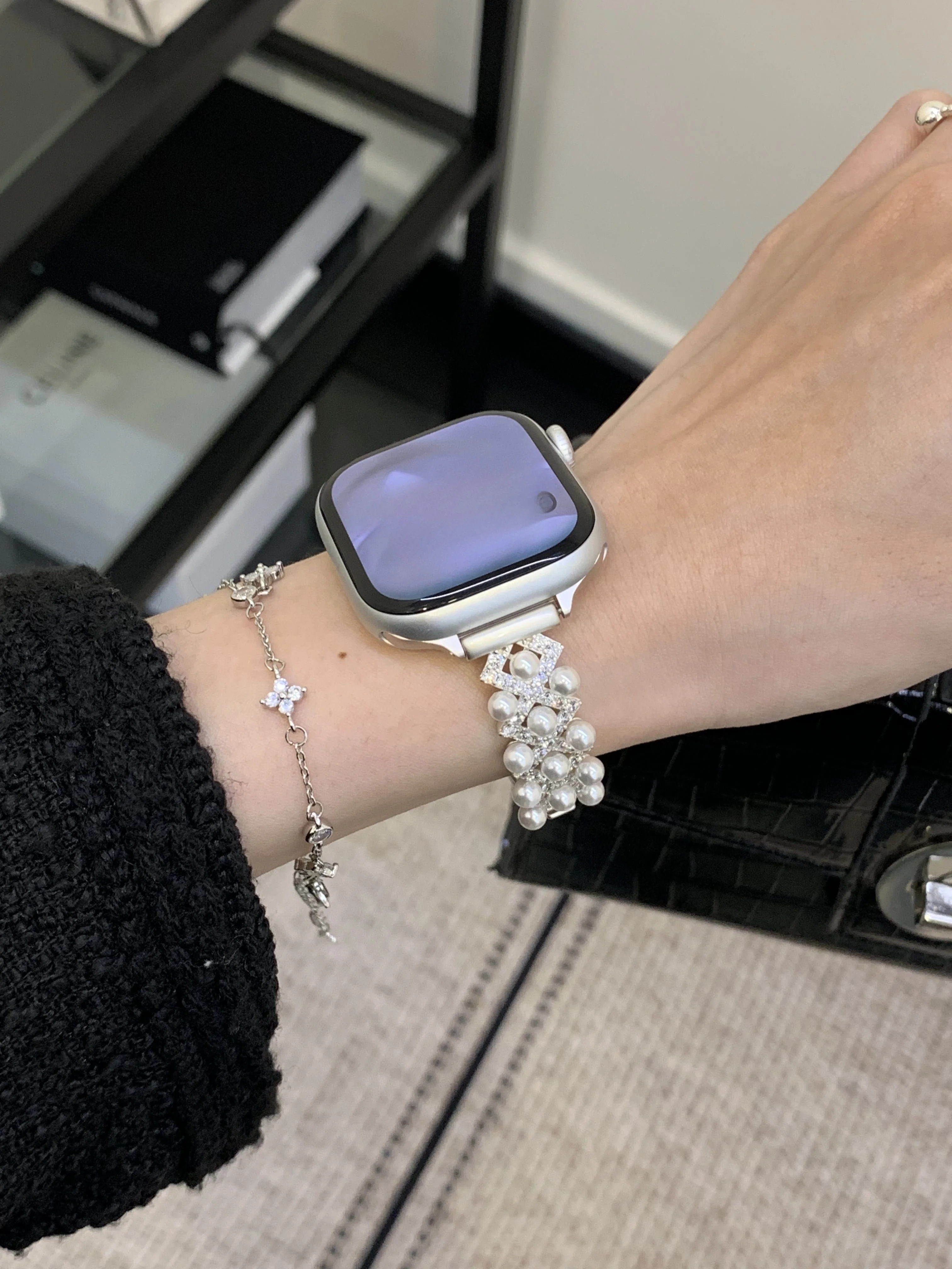 Металлический ремешок для iWatch с жемчужными вставками и стразами, совместимый с размерами 38 мм, 40 мм, 41 мм, 42 мм, 44 мм, 45 мм, 49 мм, модный ремешок.
Металлический ремешок для iWatch с жемчужными вставками и стразами, совместимый с размерами 38 мм, 40 мм, 41 мм, 42 мм, 44 мм, 45 мм, 49 мм, модный ремешок.