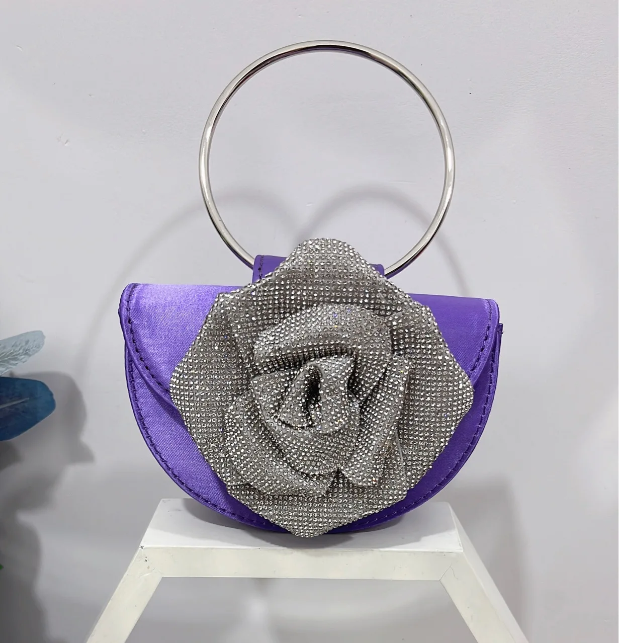 Women Party Evening Flap Handbags Bridal Wedding Rhinestone Ring Handle Half Moon Bag Luxury Rose Flower Crystal Clutch Bags
Women Party Evening Flap Handbags Bridal Wedding Rhinestone Ring Handle Half Moon Bag Luxury Rose Flower Crystal Clutch Bags