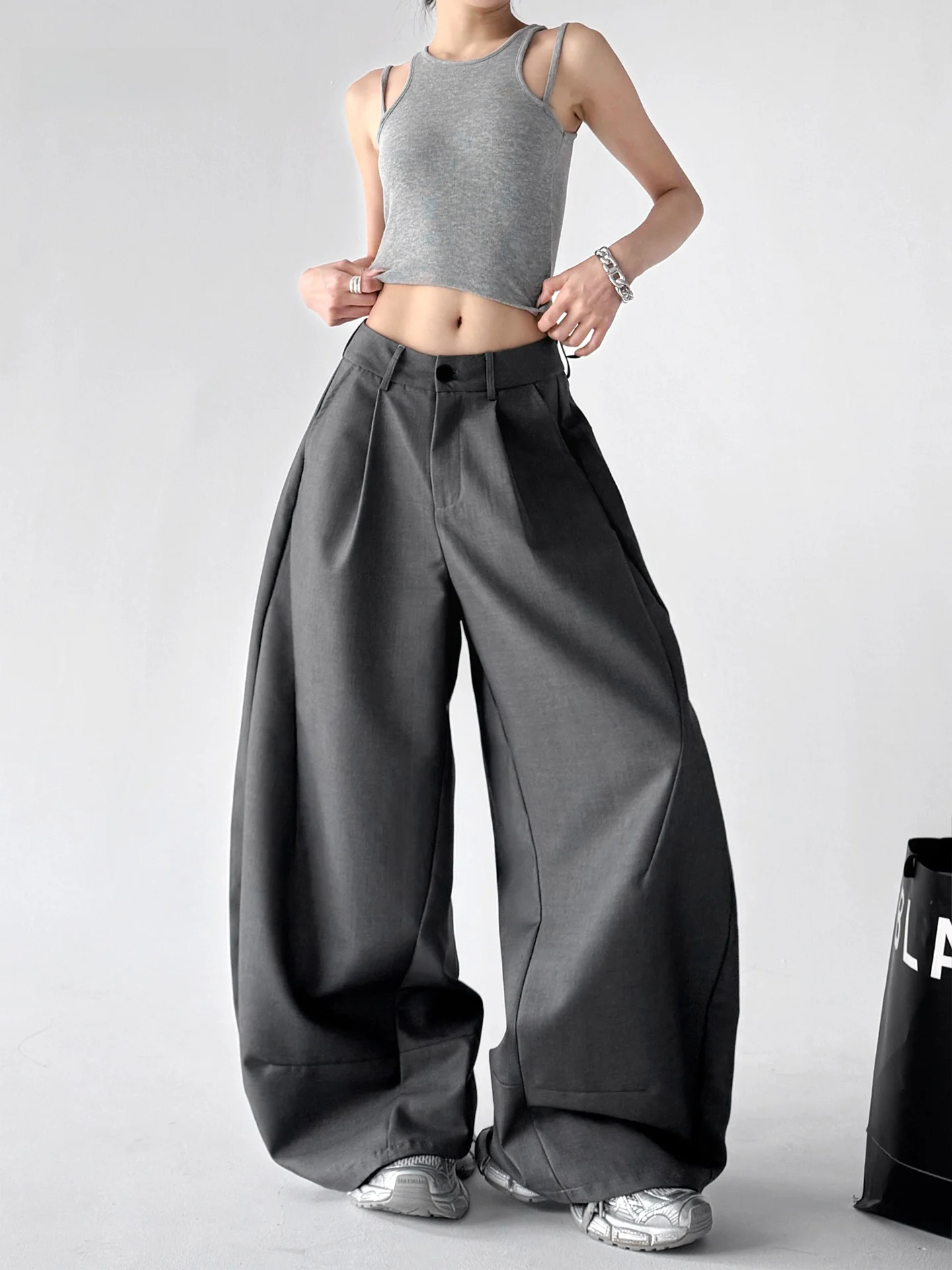 Американские ретро-брюки в стиле High Street с плиссировкой, широкими штанинами и зауженным силуэтом, повседневные, свободные, удлиненные, для женщин
Американские ретро-брюки в стиле High Street с плиссировкой, широкими штанинами и зауженным силуэтом, повседневные, свободные, удлиненные, для женщин