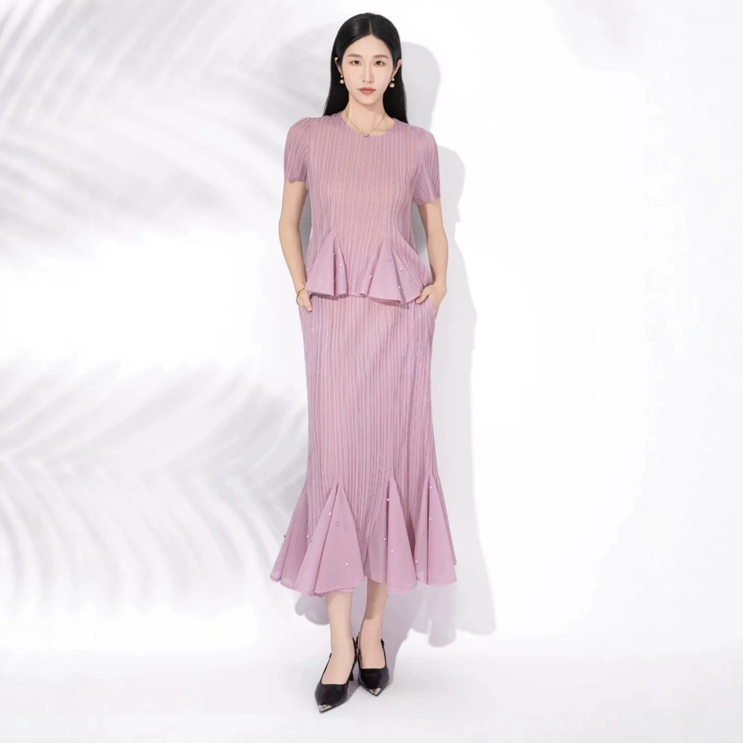 Miyake Pleated Beads Two-piece Set Women's Summer High-end Short-sleeved Ruffle Edge Top High-waisted Fishtail Skirt Set
Miyake Pleated Beads Two-piece Set Women's Summer High-end Short-sleeved Ruffle Edge Top High-waisted Fishtail Skirt Set