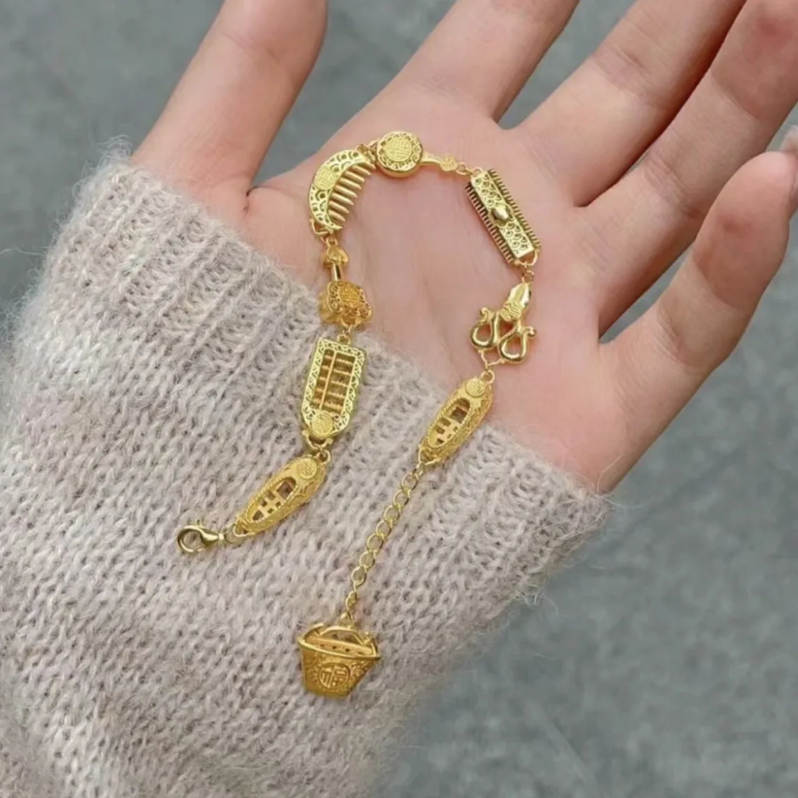 Women's 24K Gold Wedding Eight Treasures Bracelet, AU999 | Gradient red enamel treasure-glow, youthful chic for modern brides.
Women's 24K Gold Wedding Eight Treasures Bracelet, AU999 | Gradient red enamel treasure-glow, youthful chic for modern brides.