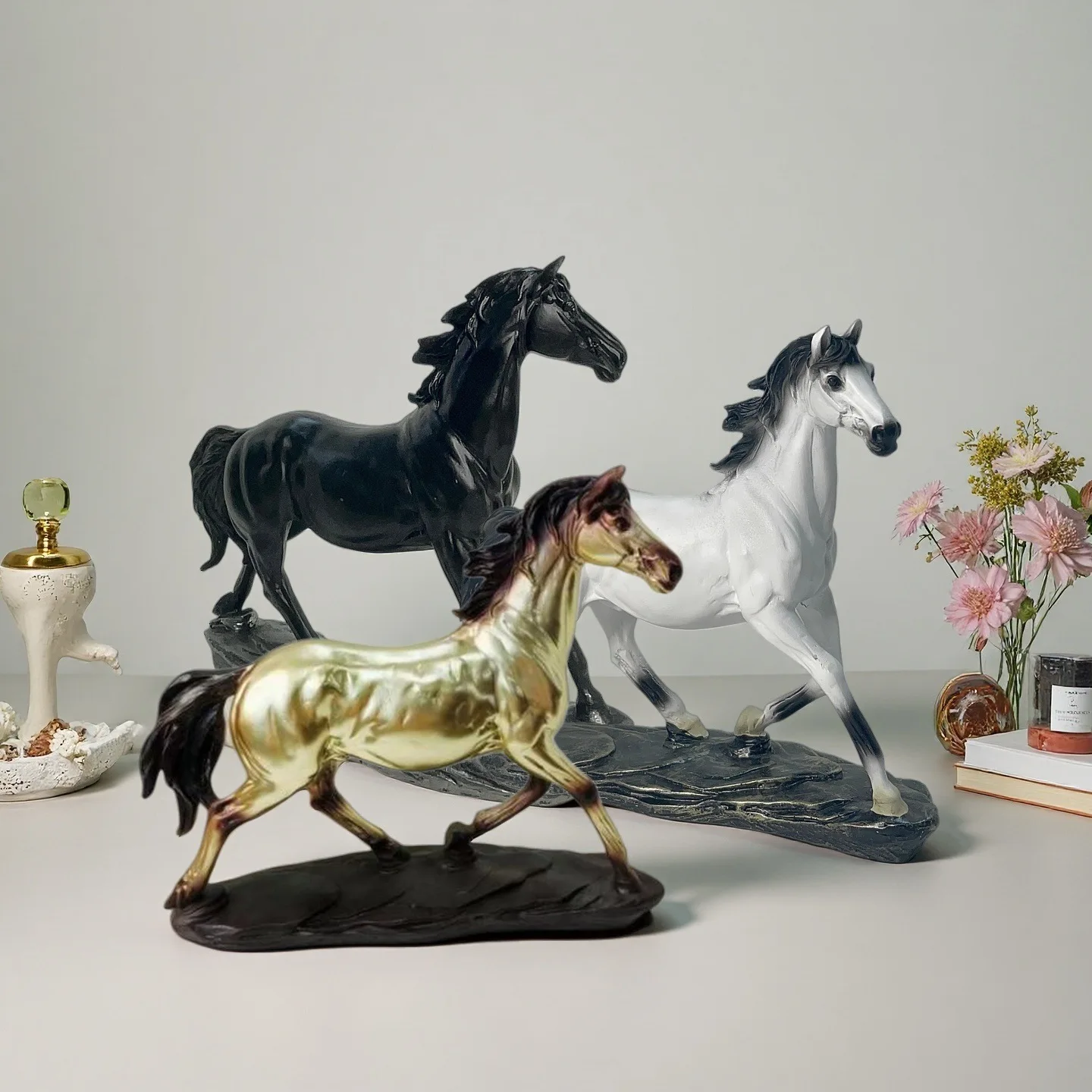 European Style Home Resin Victory Horse Statue Living Room Cabinet Office Desktop Decoration Creative Animal Figurines
European Style Home Resin Victory Horse Statue Living Room Cabinet Office Desktop Decoration Creative Animal Figurines
