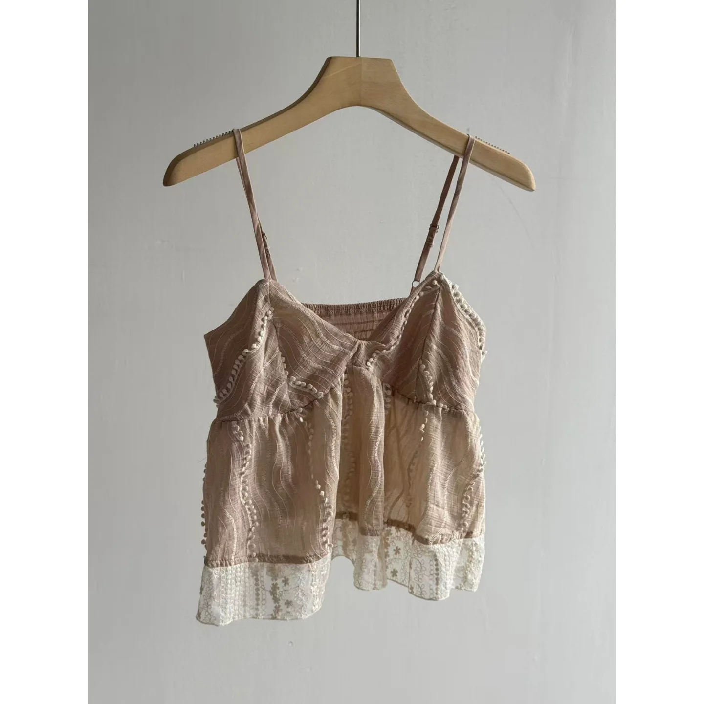 Elegant V-Neck Embroidered Strapless Dress in Nude Color with 3D Lace Trim Fashionable Retro Style Sleeveless Doll Shirt
Elegant V-Neck Embroidered Strapless Dress in Nude Color with 3D Lace Trim Fashionable Retro Style Sleeveless Doll Shirt