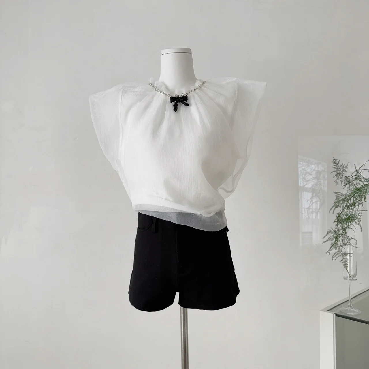 Women's Slim Fit Short Sleeve Chiffon Shirt Spring Summer Butterfly Knot Fly Sleeve Top Buttons Down Shirt Female Fashion
Women's Slim Fit Short Sleeve Chiffon Shirt Spring Summer Butterfly Knot Fly Sleeve Top Buttons Down Shirt Female Fashion