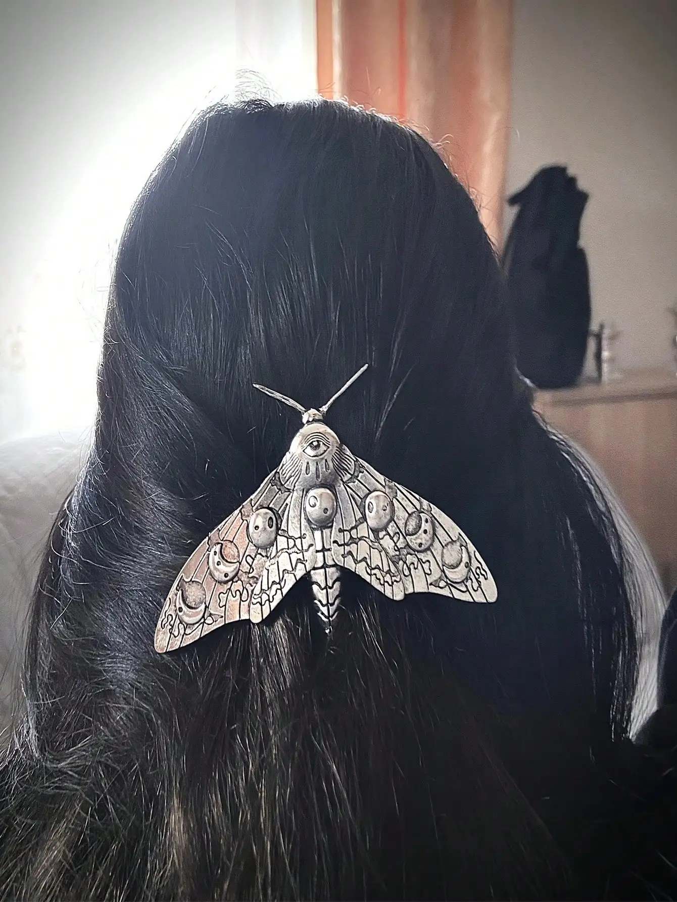 1pc Retro Gothic Moth Hair Clip Party Hair Accessory
1pc Retro Gothic Moth Hair Clip Party Hair Accessory