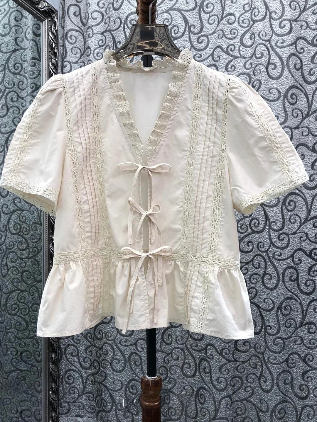 Milan Small Town High Version Lace Belted Hollow out V-neck Shirt Original Design Straight Cut Long Sleeve Women's Premium Fa...
Milan Small Town High Version Lace Belted Hollow out V-neck Shirt Original Design Straight Cut Long Sleeve Women's Premium Fa...