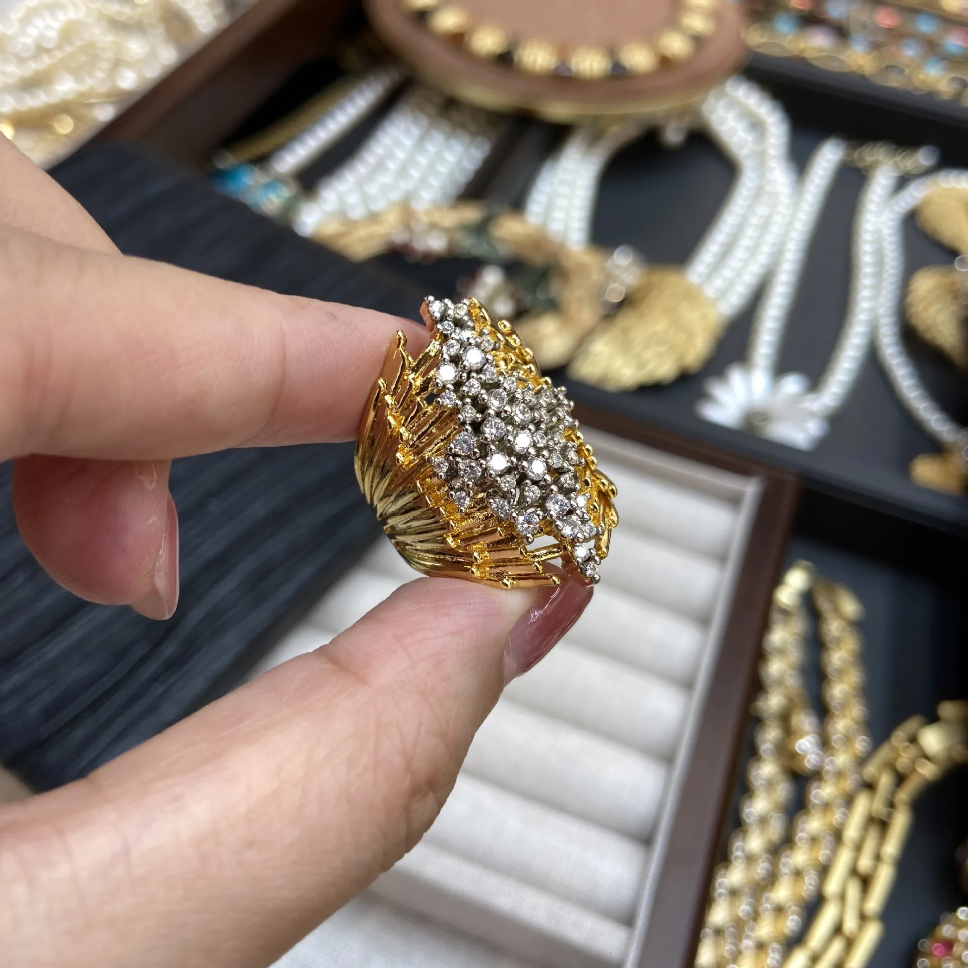 Trendy Large Ring for Women Jewelry Gold Color Shiny Crystal Open Ring Elegant
Trendy Large Ring for Women Jewelry Gold Color Shiny Crystal Open Ring Elegant