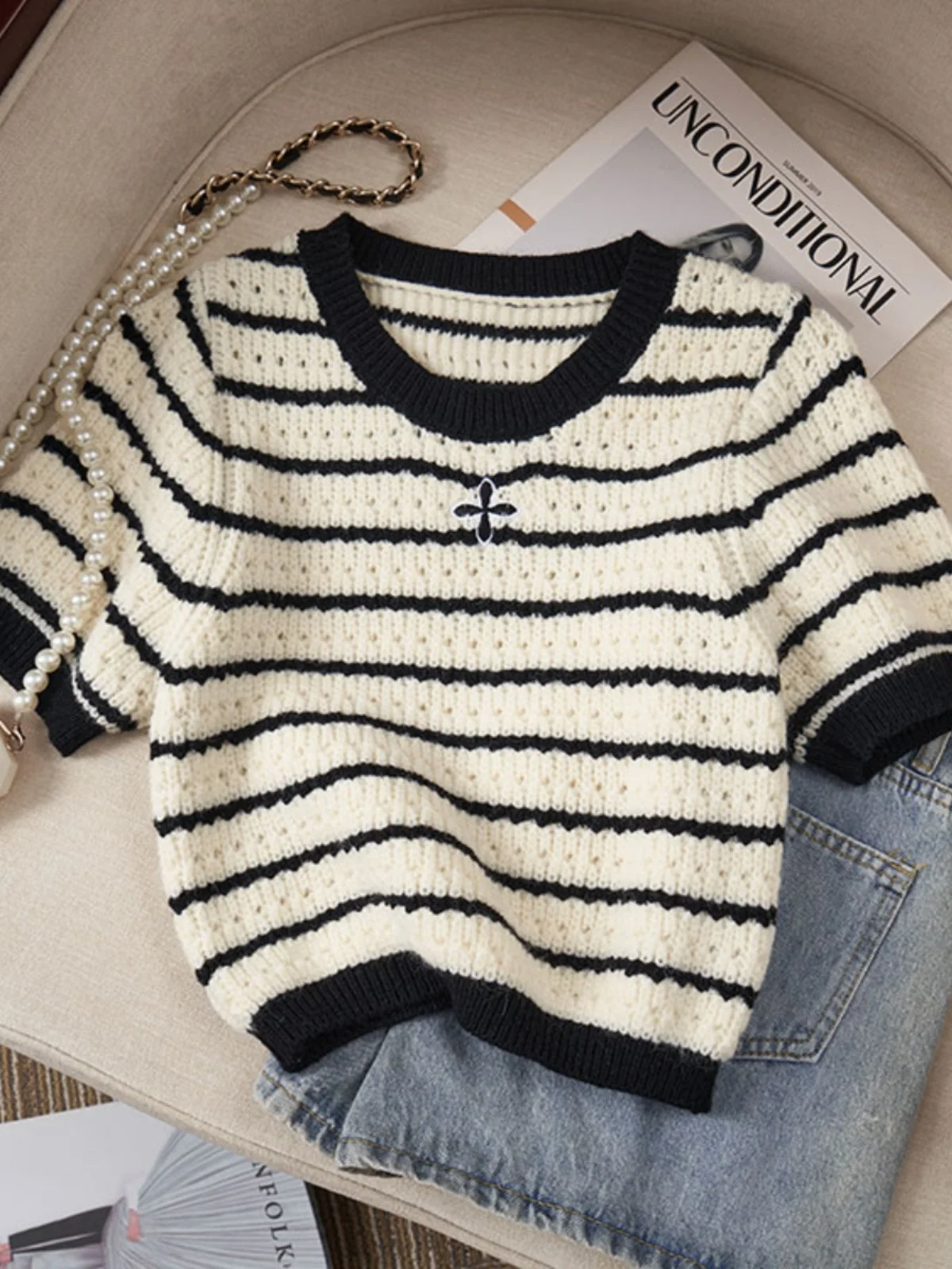Summer 2025 Women's Loose ort Sve Knitted T-irt Striped Design Sense Hollow out ort Top Commute Sle Korean Version
Summer 2025 Women's Loose ort Sve Knitted T-irt Striped Design Sense Hollow out ort Top Commute Sle Korean Version
