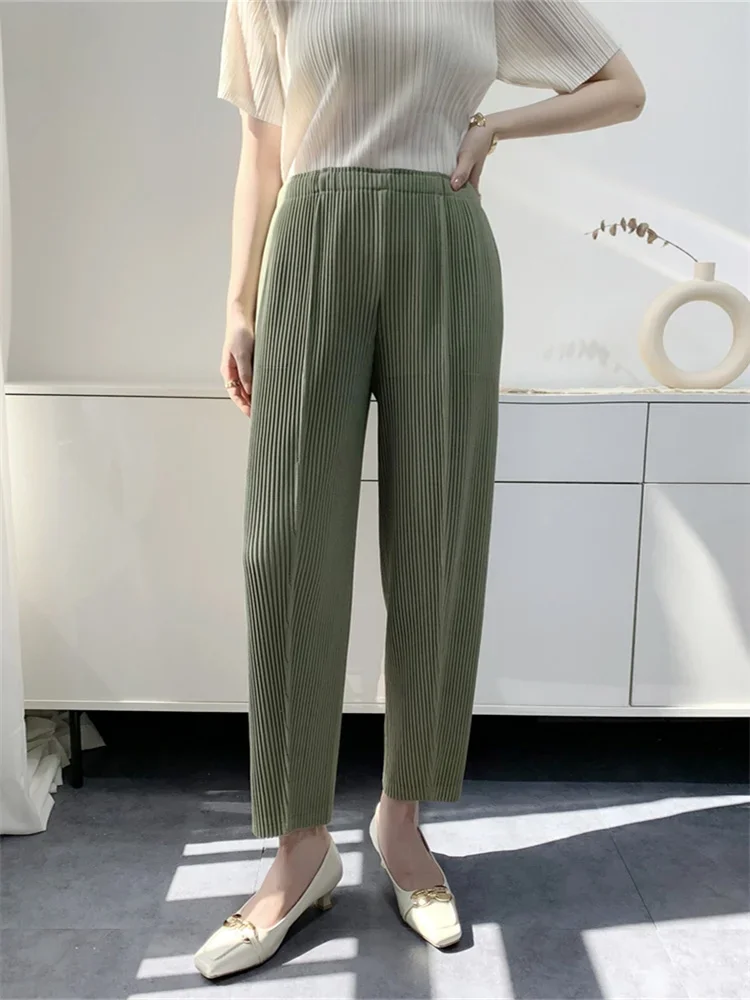 Thickened Fabric Autumn New Pants Women's Miyake Pleated Wide-Leg Trousers Comfort and Casual Large Toothpick Pleated Pants
Thickened Fabric Autumn New Pants Women's Miyake Pleated Wide-Leg Trousers Comfort and Casual Large Toothpick Pleated Pants