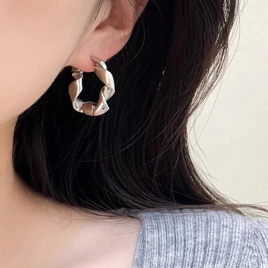 Exaggerated Niche Design From Europe And America, Irregular Geometric Twisted Twisted Thread Earrings With A High-End Feel, Uni
Exaggerated Niche Design From Europe And America, Irregular Geometric Twisted Twisted Thread Earrings With A High-End Feel, Uni